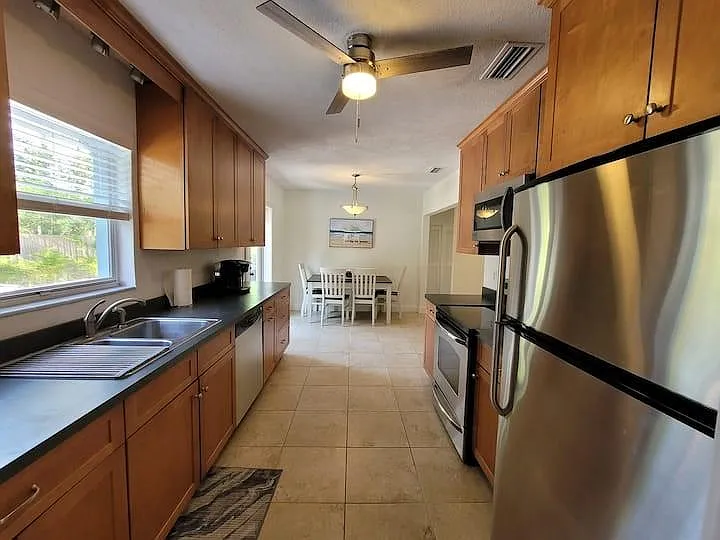 Photo 2 of 10 - 662 41st St - Sarasota, FL Building Photo - 662 41st St