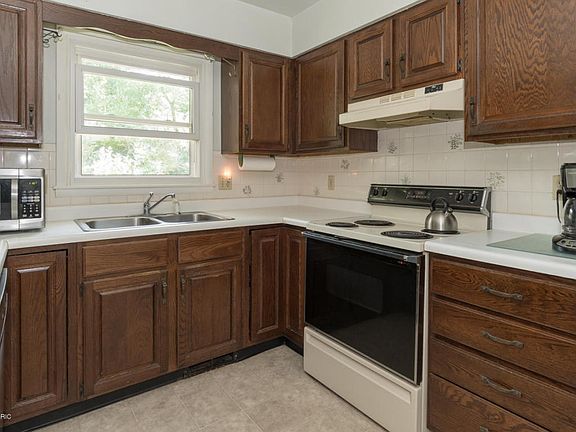 5th image of 710 Circlewood Dr S
