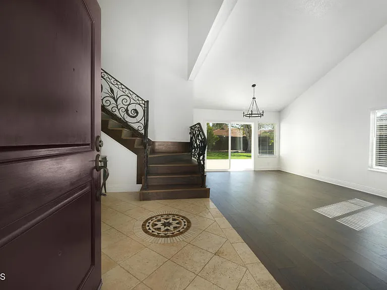 614 Gilbert St — Photo 2