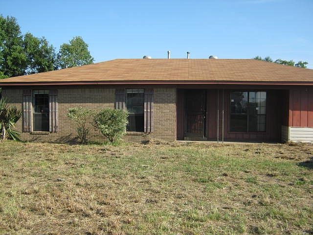 2nd image of 1215 Oakwood Dr