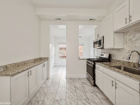 2nd image of 2528 N Burling St #3W