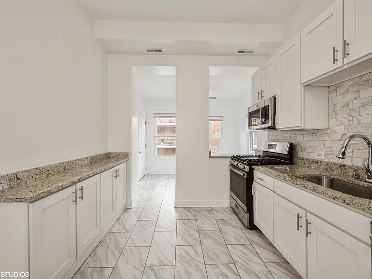 2528 N Burling St #2W — Photo 2