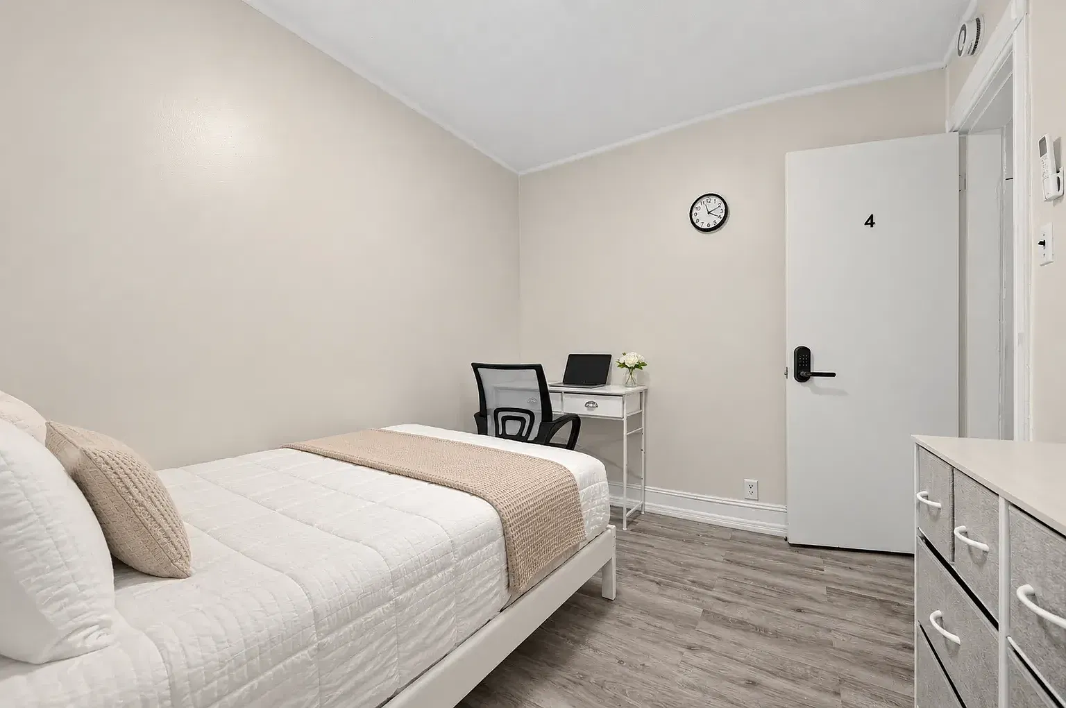 5 bed, 800 sqft, $1,000 — Photo 2