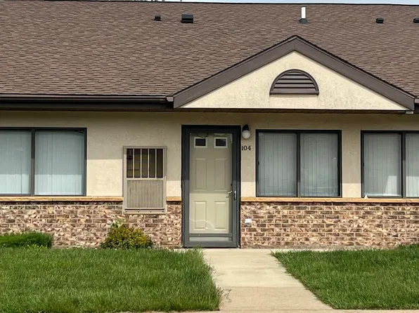 520 S 1st Ave #104, New Hampton, IA 50659