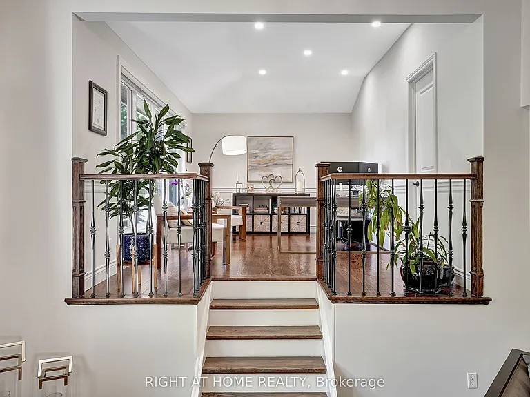 461 Lakeshore Rd W — Photo 6