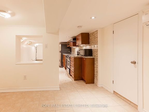 3rd image of 447 Roxton Rd #Basement