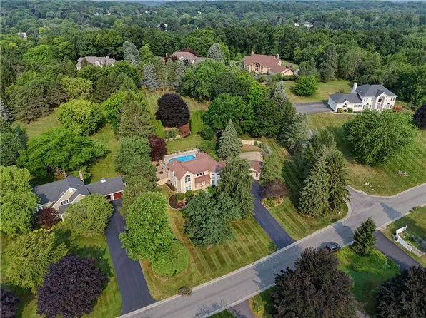 9 Foxboro Ln, Fairport, NY 14450