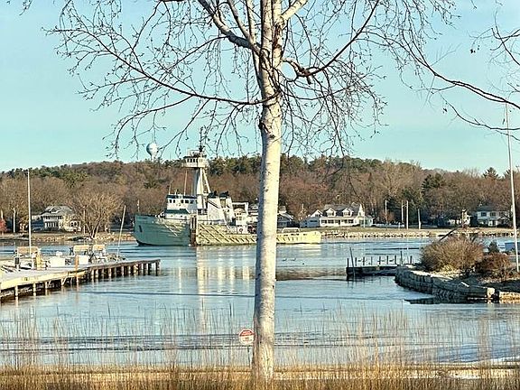 3rd image of 818 S Ridgeway Dr