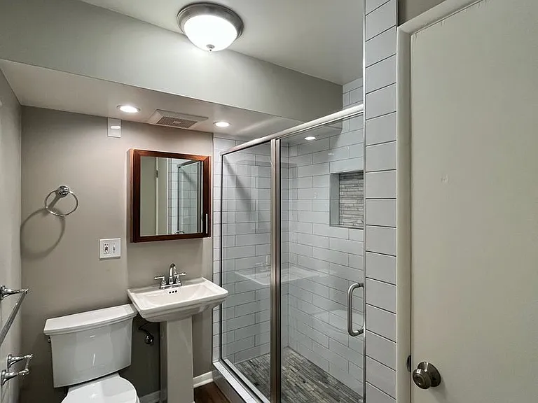 Stunning / Extra Large 1-Bedroom! Faux Hardwood Floors, Washer & Dryer, Stainless Appliances & Pe... — Photo 21