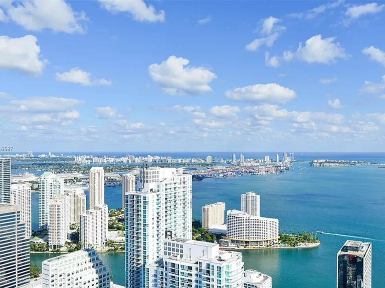 Brickell Plz — Photo 39