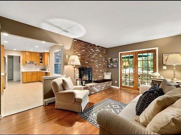 5th image of 240 Plainview Rd