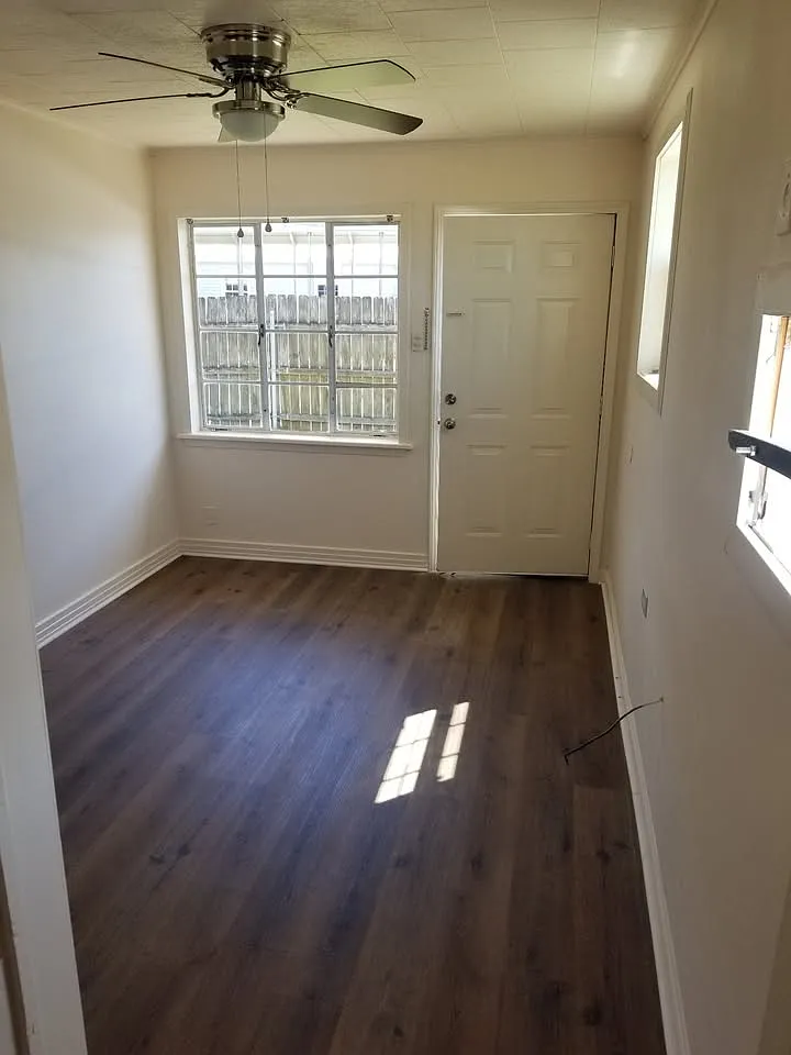 112 Singleton St — Photo 1