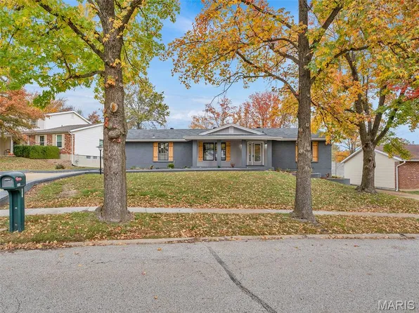828 Windmill Dr, Ballwin, MO 63011