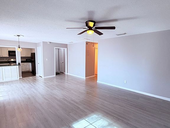 3rd image of 117 Georgetown Dr APT C