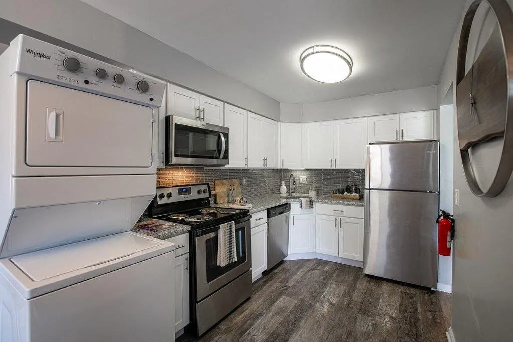 Imperial Gardens Apartment Homes — Photo 1