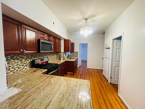 2nd image of 1462 Bay St #1