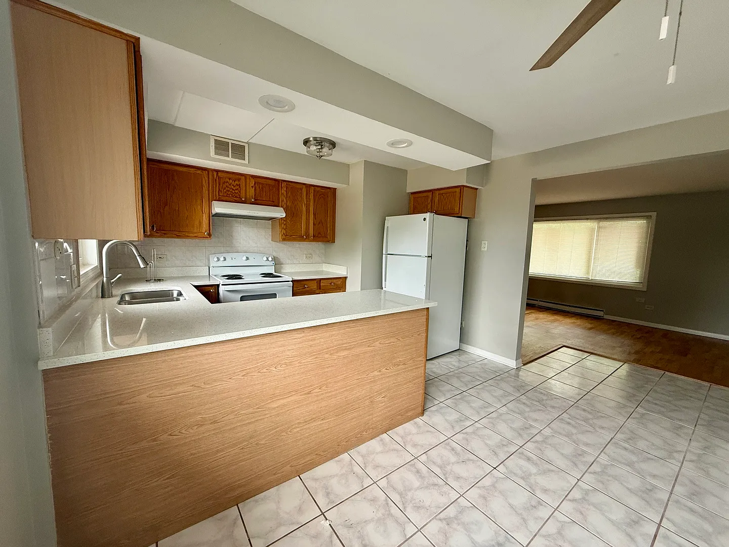 2 bed, 1050 sqft, $1,600 — Photo 4