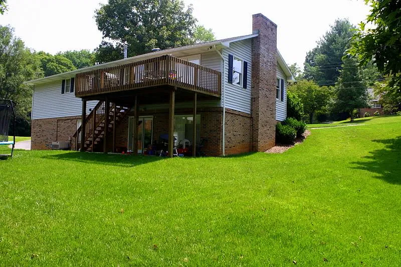 502 Ravenwood Dr — Photo 2