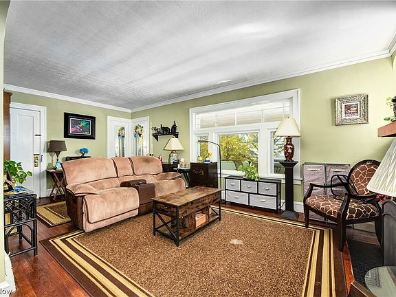 5th image of 1568 Larchmont Ave