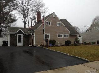 14 Pilgrim Ln, Westbury, NY 11590