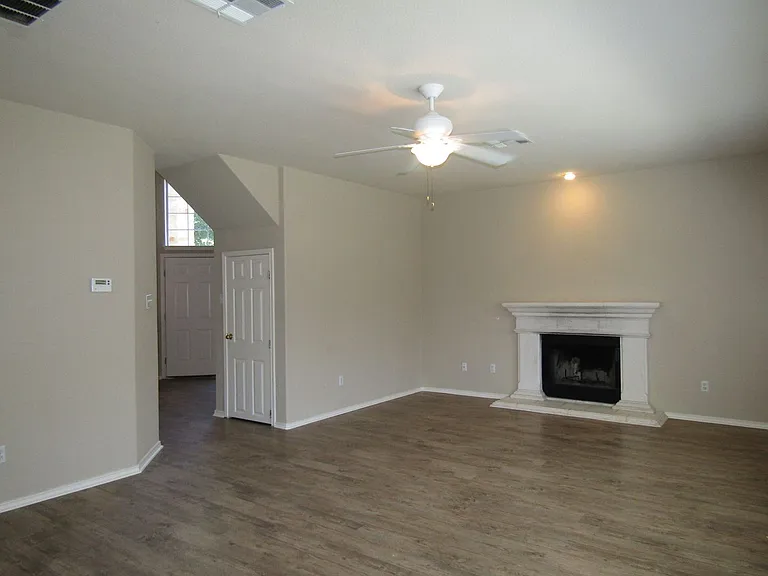 593 Cullen Blvd — Photo 5