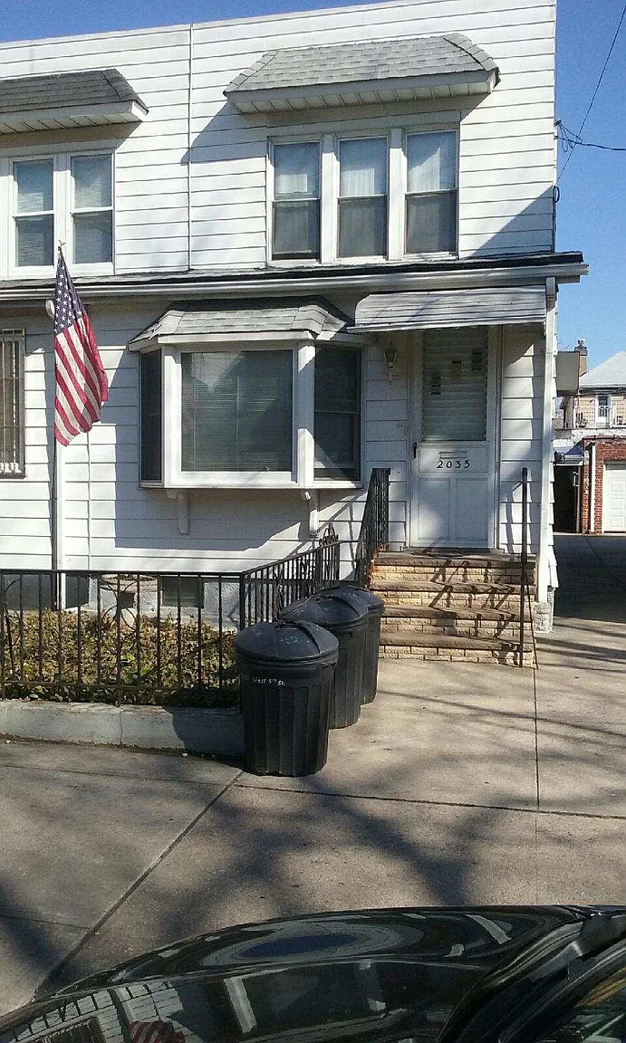 2035 W 5th St photo 1