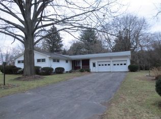 11 Willowbrook Dr, Lyndonville, NY 14098