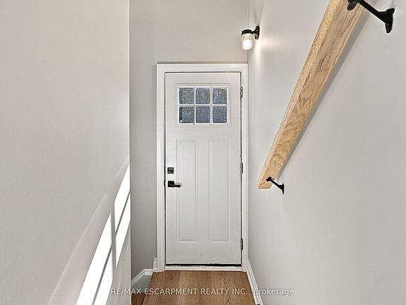 3rd image of 46 Bobolink Rd