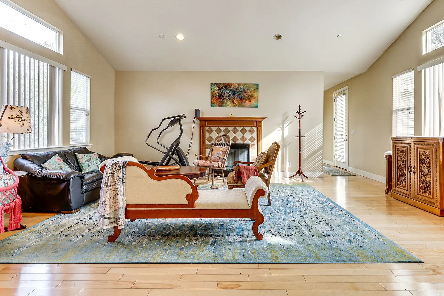 3 bed, 2.0 bath, 1689 sqft, $6,031 — Photo 3