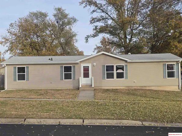 102 Walnut St, Hickman, NE 68372