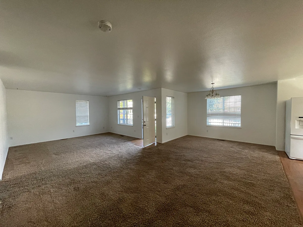 Building Photo - 526 E Wapato Ave