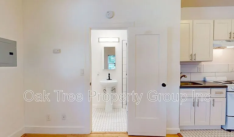 535 41st St #15 — Photo 8