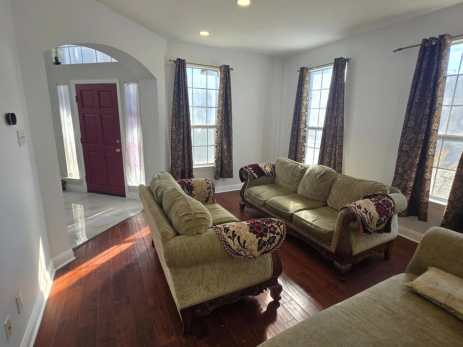 4 bed, 2721 sqft, $3,400 — Photo 2