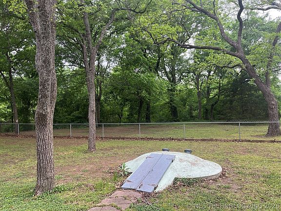 5th image of 221 Cross Creek Cir