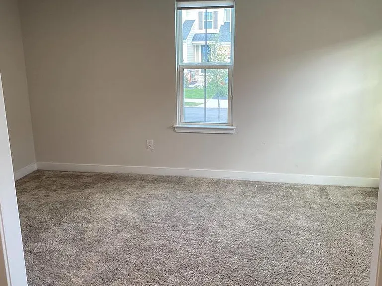 619 Holywell Dr — Photo 3