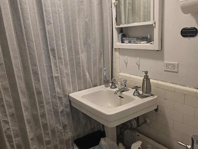 320 E 42nd St #2202 — Photo 7