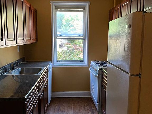 3rd image of 709 Warburton Ave #4H-4
