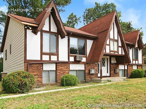 3rd image of 901 Hardwick Dr SE