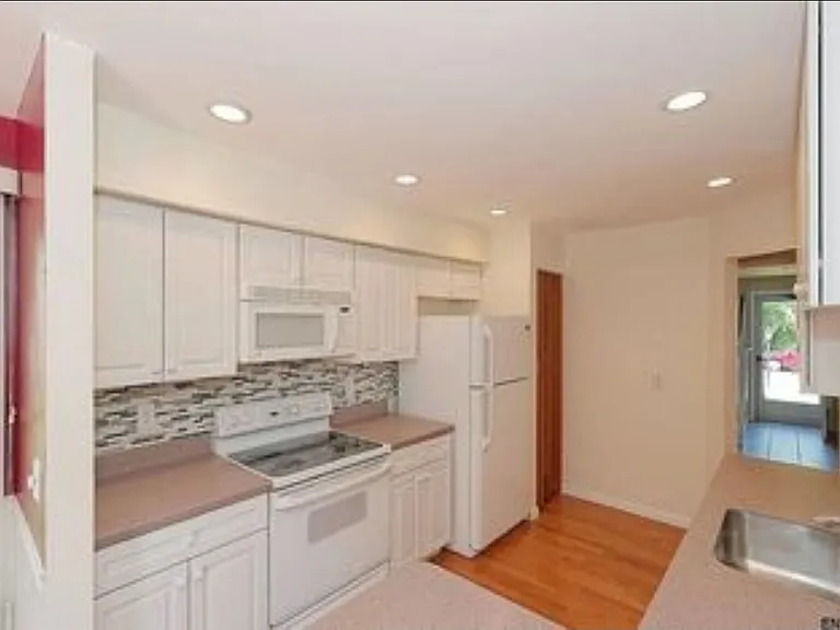11 Cromwell Dr — Photo 7