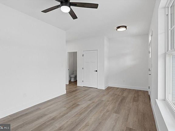 4th image of 918 Olive St