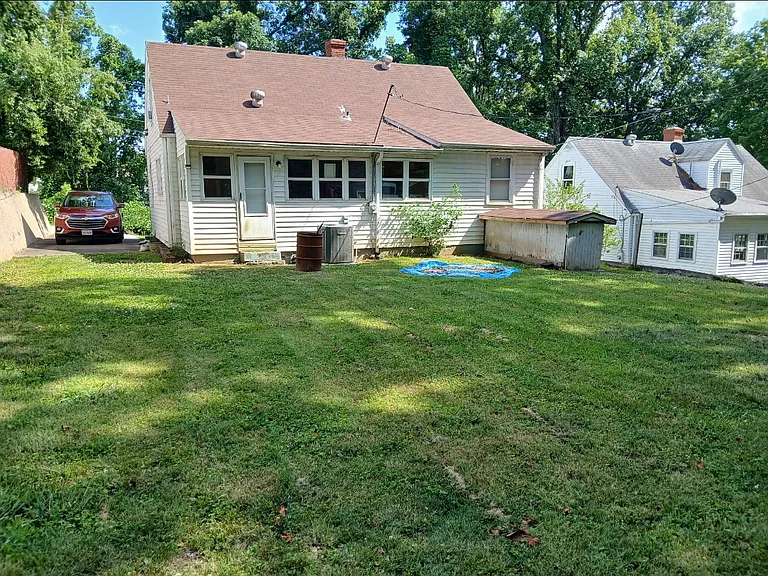916 Carol St — Photo 2