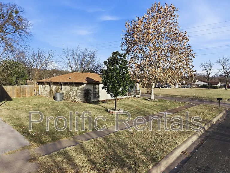 610 Creek St — Photo 9