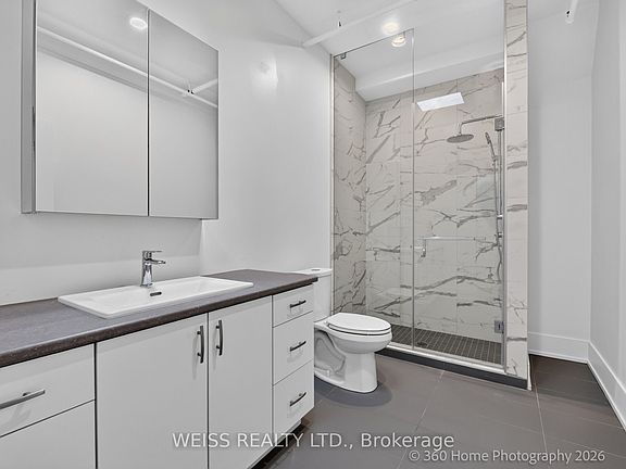 4th image of 897 Lansdowne Ave #2