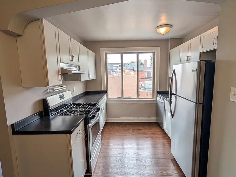 2112 Arlington Ave — Photo 5