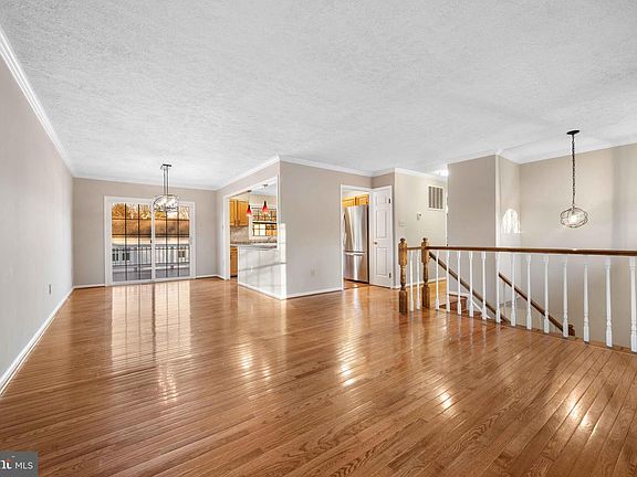 3rd image of 10 Scottsbury Ct