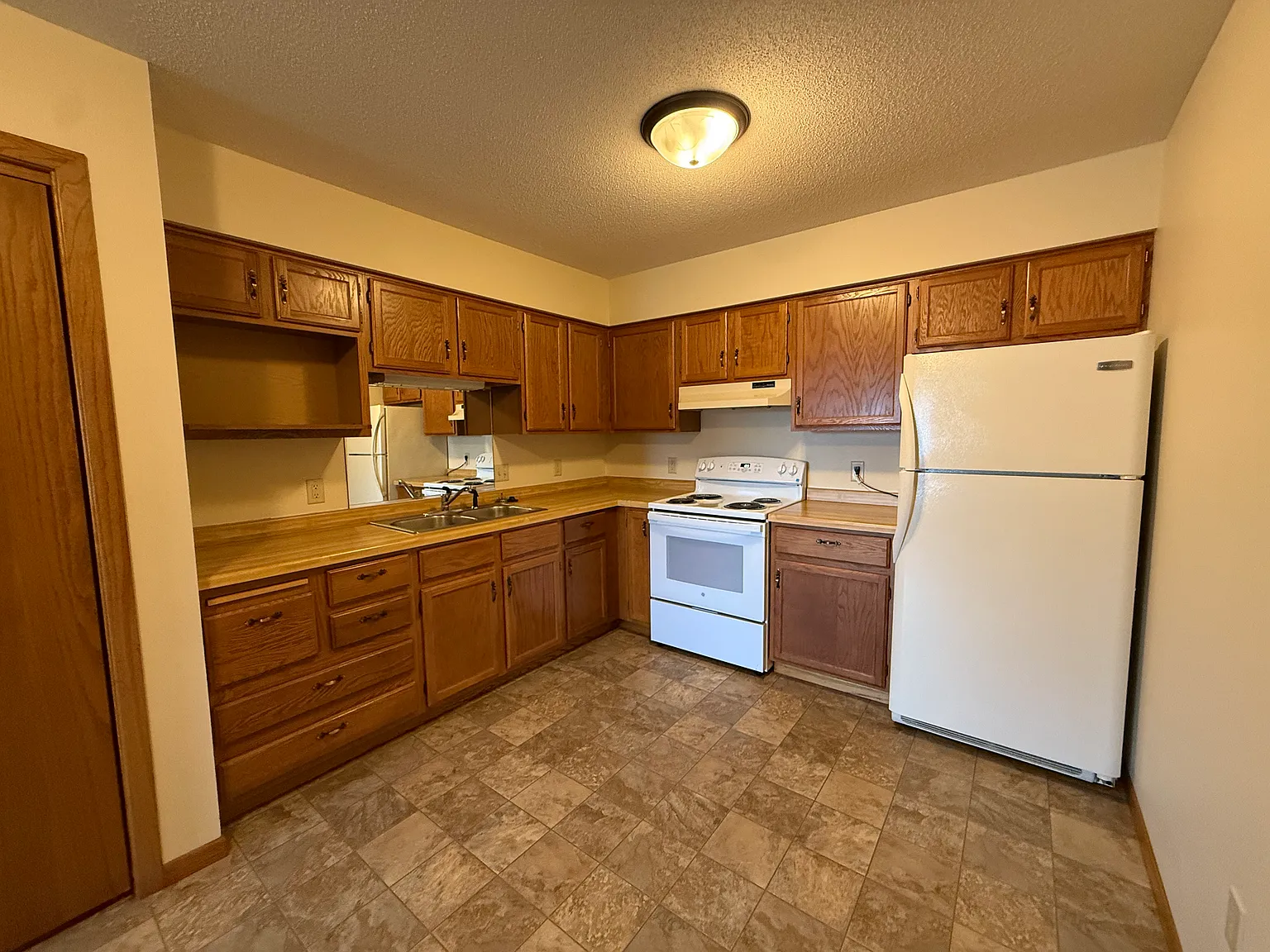 2 bed, 700 sqft, $895 — Photo 1