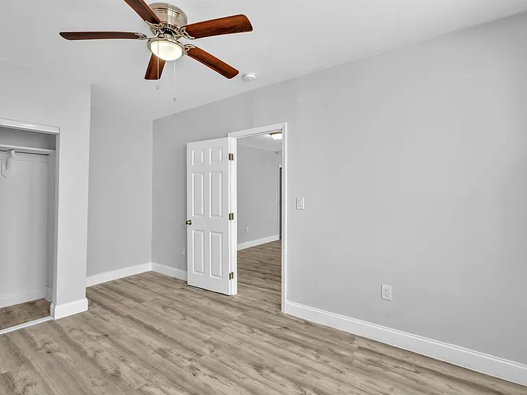 1142 SW 4th St #10 — Photo 4