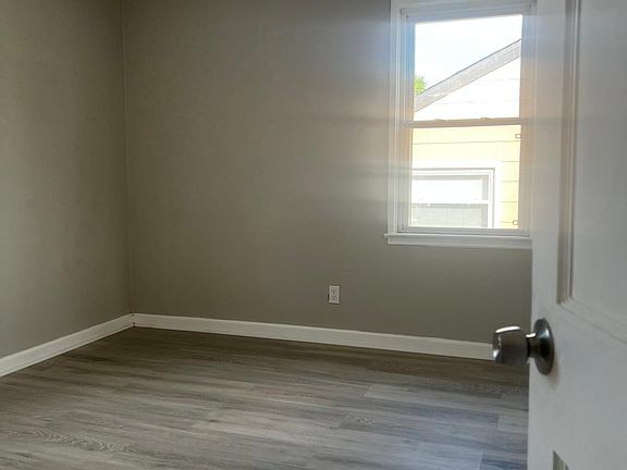 5th image of 7447 Jenwood Ave