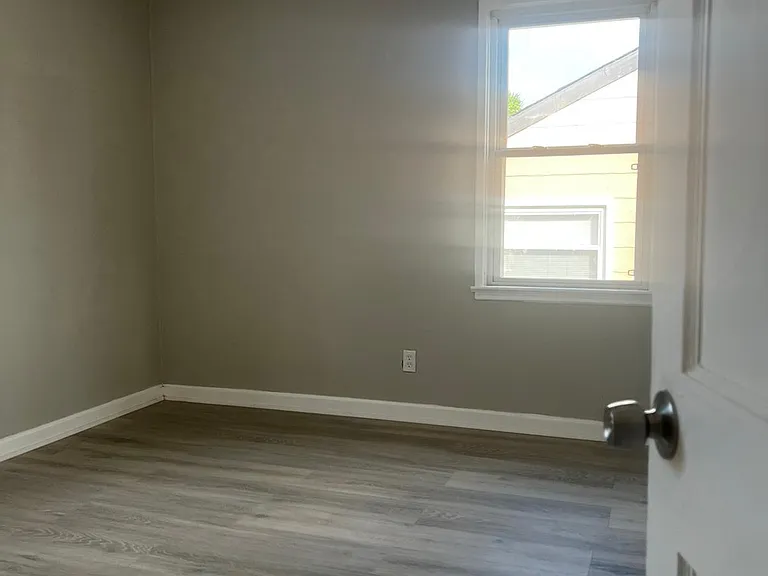 7447 Jenwood Ave — Photo 5