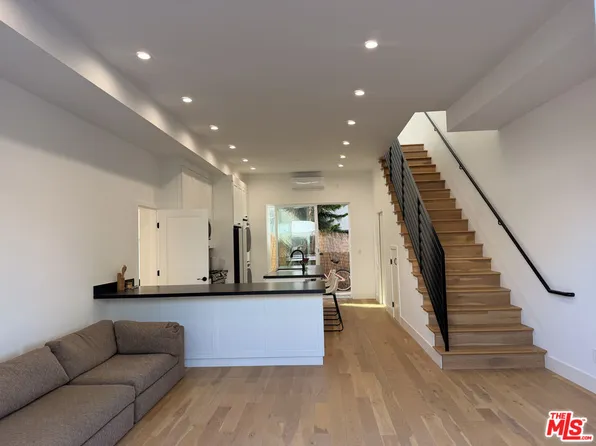 3989 1/2 Beethoven St, Los Angeles, CA 90066